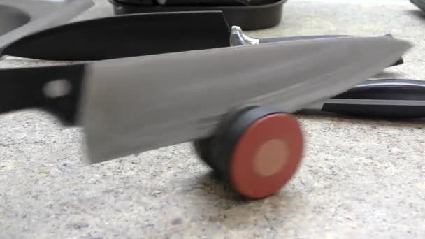 Affilare Coltello Una Pietra Affilare Mano Mano Uomo Guida Coltello — Video Stock