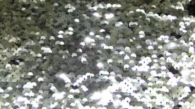 Parlak pulların soyut renkli dokusu. Kumaş ve makro üzerinde ışıltılı çok renkli pulları olan göz kamaştırıcı bir arka plan. Yuvarlak pullu güzel parlak duvar kağıtları..