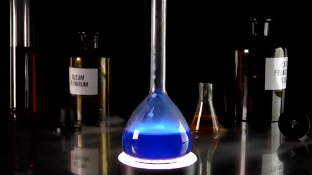 Réaction Chimique Dans Une Fiole Avec Liquide Bleu Les Réactifs — Video