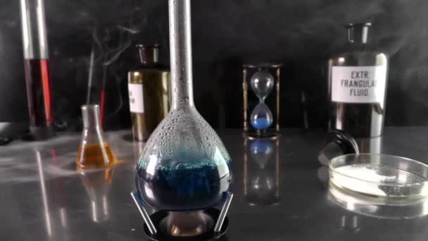 Kemisk Reaktion Kolv Med Blå Vätska Kemiska Reagenser Kokar Alkohollampas — Stockvideo