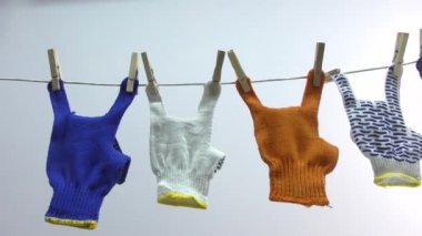 Kaya işareti çamaşır ipine asılı duran iş eldivenleriyle gösterilir. Müzik konsepti, metal, havalı insanlar.