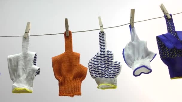 Les Gants Sur Corde Linge Montrent Majeur Les Gants Multicolores — Video