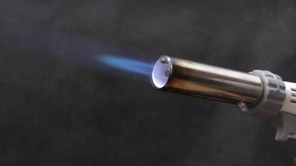 Usta Bir Tamirci Gaz Ocağının Ateşini Ayarlar Yüksek Sıcaklıktaki Bir — Stok video