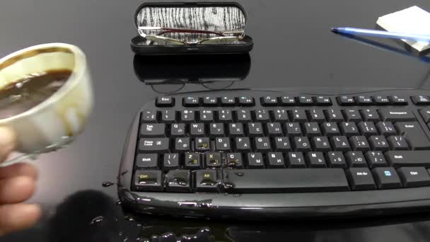 一杯咖啡洒在键盘上了 一起不愉快的电脑桌疏忽事件 — 图库视频影像