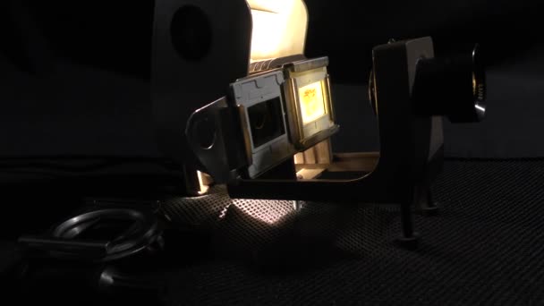 Eski Tarz Lerin Slayt Projektörü Bir Adam Aile Arşivinden Fotoğraflar — Stok video