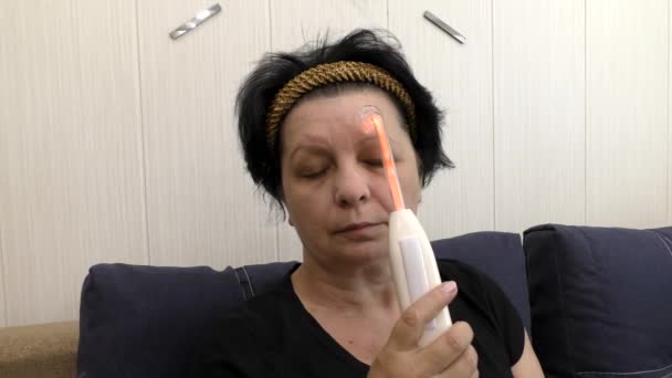 Facial Care Woman Receives Darsonval Facial Therapy Using High Frequency — 图库视频影像