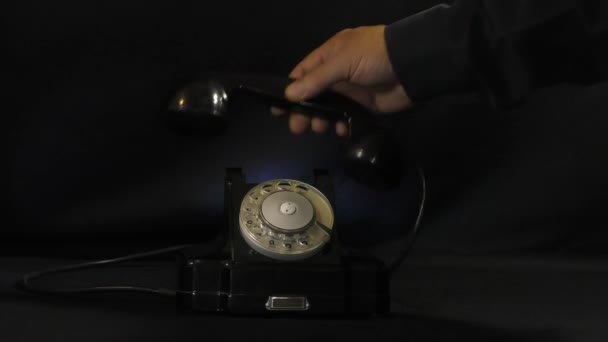 Vintage Clásico Negro Teléfono Giratorio Hombre Coge Teléfono Escucha Sin — Vídeo de stock