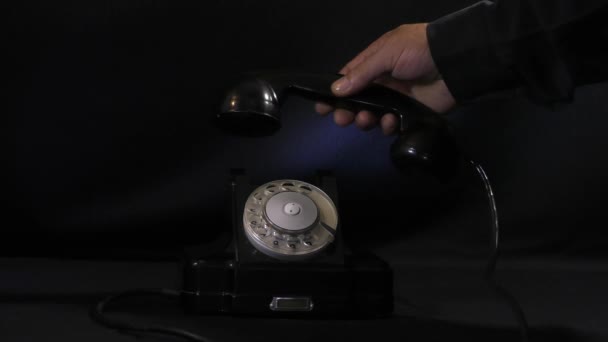 Κλασσικό Μαύρο Περιστροφικό Τηλέφωνο Άνθρωπος Σηκώνει Τηλέφωνο Και Ακούει Χωρίς — Αρχείο Βίντεο