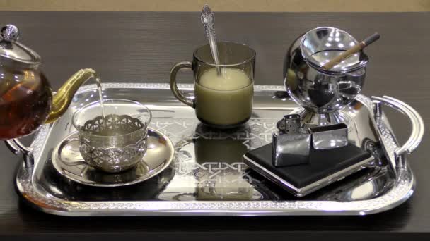 Bule Vidro Com Chá Preto Quente Uma Xícara Vidro Uma — Vídeo de Stock