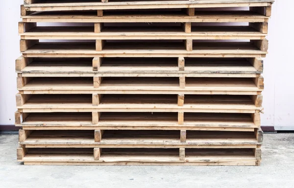 Стек деревянных поддонов — стоковое фото