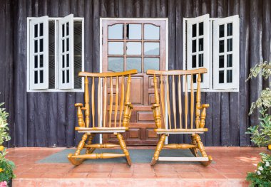 ahşap sallanan sandalye