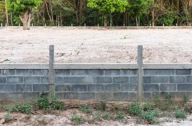 Kumlu toprak ile beton duvar 