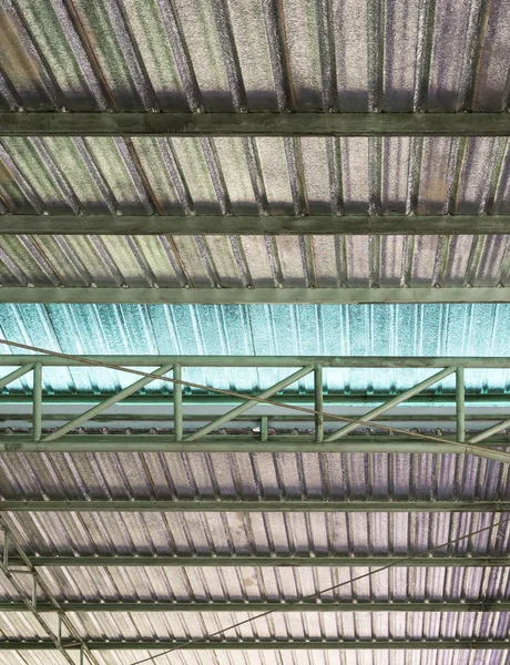 Telhado de chapa metálica com corrugado de isolamento — Fotografia de Stock