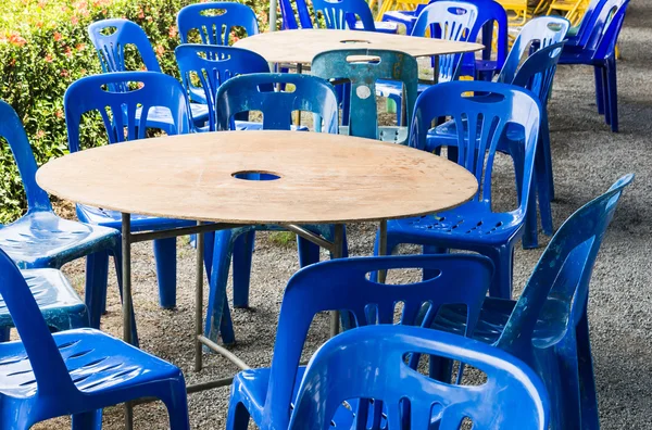 Cadeira de plástico e mesa set — Fotografia de Stock