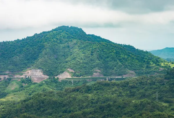 Carretera que cruza la montaña . —  Fotos de Stock