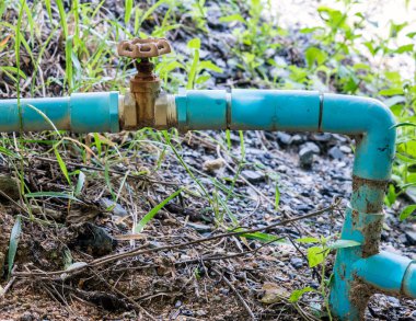 Küçük pvc boru eski çelik vanalı