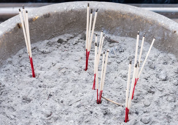 Pacote de vara de incenso é queimado — Fotografia de Stock