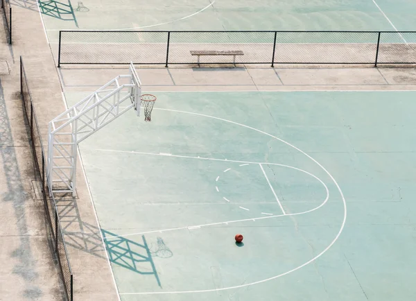 Campo de baloncesto al aire libre — Foto de Stock