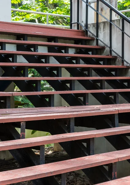 Kırmızı ahşap merdiven — Stok fotoğraf