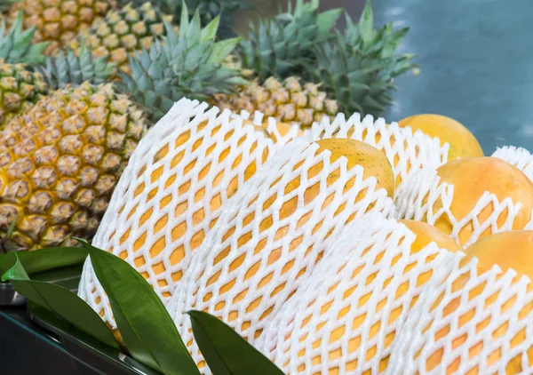 Rijpe papaya en ananas met schuim netto — Stockfoto