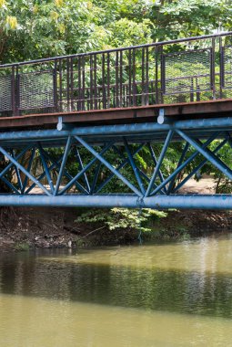 Metal çerçeve ile modern ahşap köprü