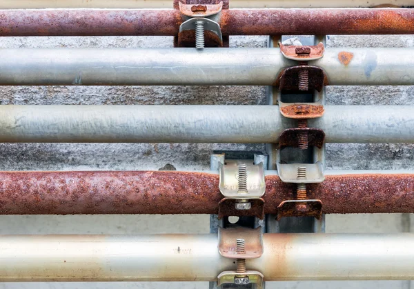 Schmutziges Pipeline-Set mit der Metallschraube — Stockfoto