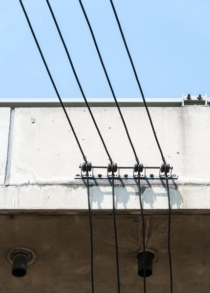 Kleine elektrische draad op de hoge brug. — Stockfoto