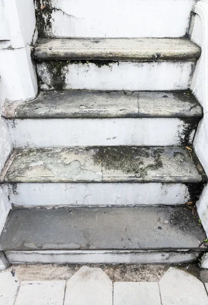 Alte schmutzige Treppe mit dem Flechtenfleck. — Stockfoto