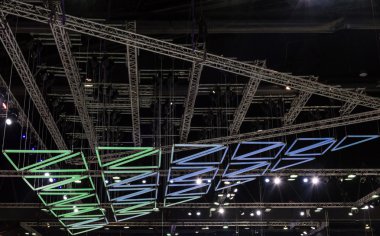 Modern üçgen blub çelik çerçeveli.