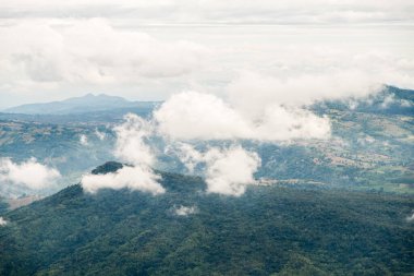 Yüksek dağ, Tayland ulusal parkının yakınında sabahın erken saatlerinde en bulutlu olanla kaplıdır, yerel çiftçinin tarlası dağın her yerindedir..