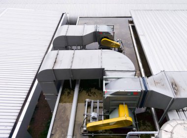 Alışveriş merkezinin çatısındaki klima sisteminin havalandırma sistemi..