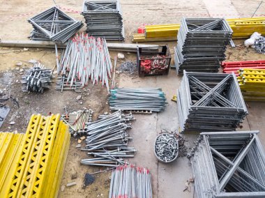 Metal çerçeve ve ekipman yığını, kentsel bölgedeki tek raylı istasyonun inşaat iskeletini inşa etmek için beton zemin tabakasında kullanılacak..