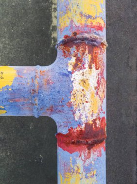  Su tedarik sisteminde kullanılmak üzere eski metal borunun üç yolu var. Küçük fabrika binası..