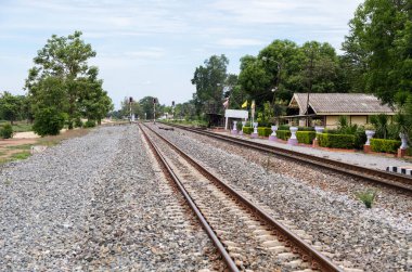 Kırsal istasyon platformu ve demiryolu istasyonunda trafik sinyal direği var. Tayland 'ın kuzey hattında yeni bir çift kanallı proje için yapım aşamasındalar..