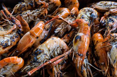 Dev tatlı su karidesi metal tepside kızarmıştı..