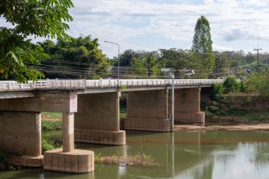 Somut köprü, Tayland 'ın kuzeydoğusundaki kırsal kesimde nehri geçiyor..