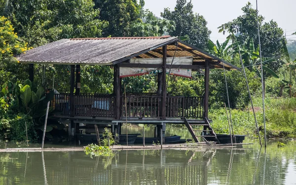 Vieux Pavillon Bois Avec Petit Bateau Dessous Près Petite Rivière — Photo