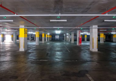 Alış veriş merkezinin açılış saatinden önce, park yerinde yeşil ışığı olan boş otopark, fotokopi alanı ile ön manzara.