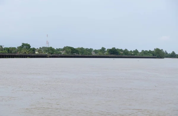 Lange Betonnen Dijk Langs Grote Rivier Oevererosie Beschermen Tegen Waterstroom — Stockfoto