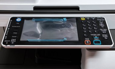 Dokunmatik ekranın ve yeni çoklu fonksiyon fotokopi makinesinin kontrol panelindeki sayı pedini küçük ofiste, kopyalama alanı için ön görünüm.