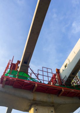 Demiryolu projesinin pist kirişine sahip beton kutup, metropolün banliyösü yakınlarında, fotokopi alanı ile birlikte görünenin altında yapım aşamasında..