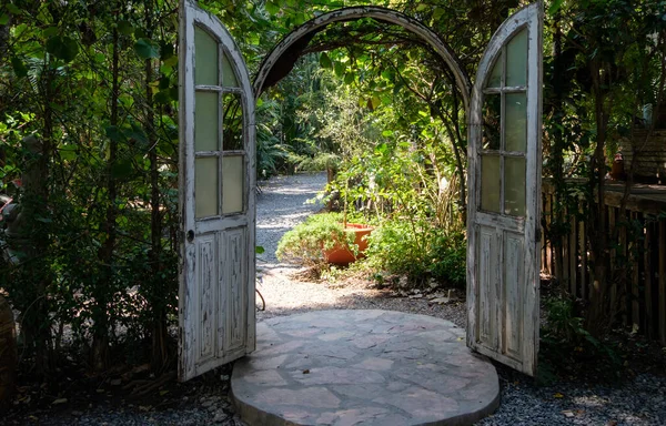 Large Rustic Wooden Door Stone Pathway Partition Eatery Zone Garden — Stock Photo, Image