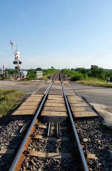 Αυτόματη Διέλευση Σιδηροδρόμου Στον Αγροτικό Δρόμο Πριν Από Τον Τοπικό — Φωτογραφία Αρχείου
