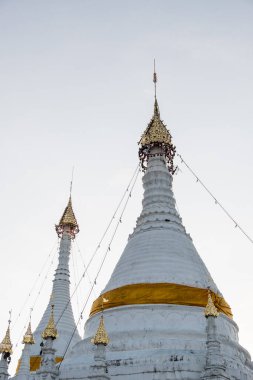 Geleneksel Tayland tarzında duble beyaz pagoda. Zirvesinde altın katmanlı, yüksek dağdaki tapınakta, fotokopi alanı olan ön manzara..
