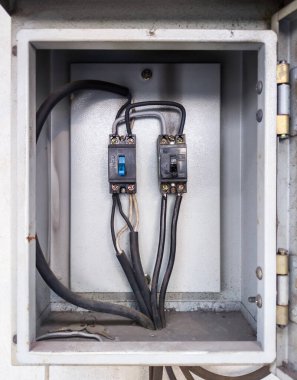 Demiryolu istasyonunun aydınlatma sistemini kontrol etmek için metal kutunun içindeki ikiz küçük şalterin yakın çekimi, fotokopi alanı için ön görüş.