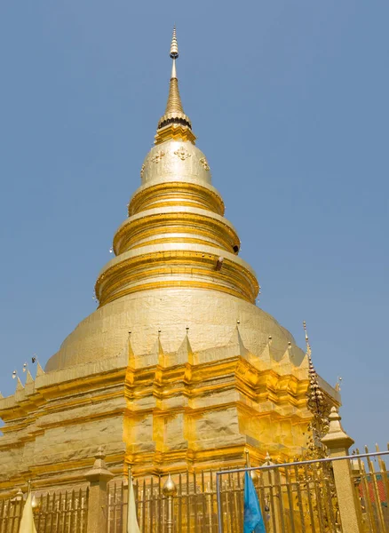 Large Golden Pagoda Traditional Northern Thai Style Clear Blue Sky — Stock Photo, Image