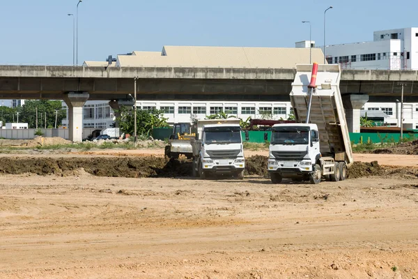 Grote Vrachtwagen Dumpt Grond Bouwplaats Het Gebied Aan Passen Voor — Stockfoto