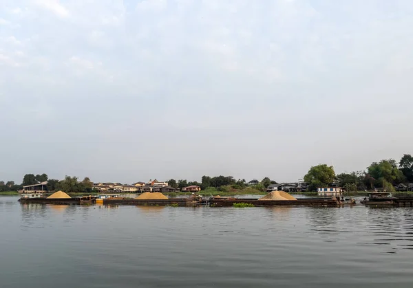 Çok Miktarda Kum Yükleyen Büyük Kargo Teknesi Bangkok Thailand Yakınlarındaki — Stok fotoğraf