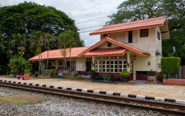Tayland 'ın kırsalında yeni bir bina inşa edildikten sonra işlevini yitiren eski bir tren istasyonu binası..