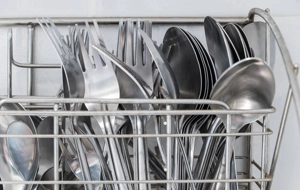 Metalowe Sztućce Oznacza Utrzymanie Srebra Pobliżu Białej Ściany Kuchni Czyste — Zdjęcie stockowe